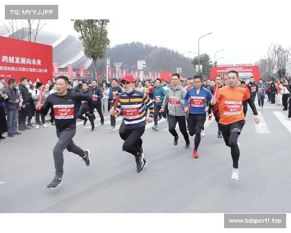 父子携手跨越迁马终点 拼搏不止 明年再度起航继续奔跑 父子携手跨越迁马终点 拼搏不止 明年再度起航继续奔跑