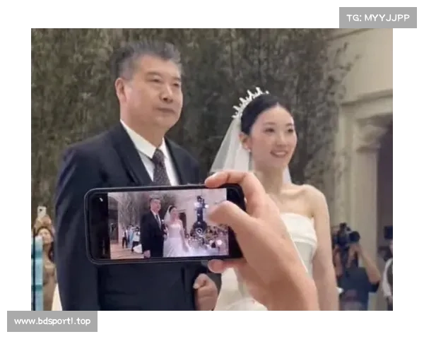 李隼嫁女现场泪水涟涟 三位大满贯徒弟感动落泪展现深厚师徒情 李隼嫁女现场泪水涟涟 三位大满贯徒弟感动落泪展现深厚师徒情