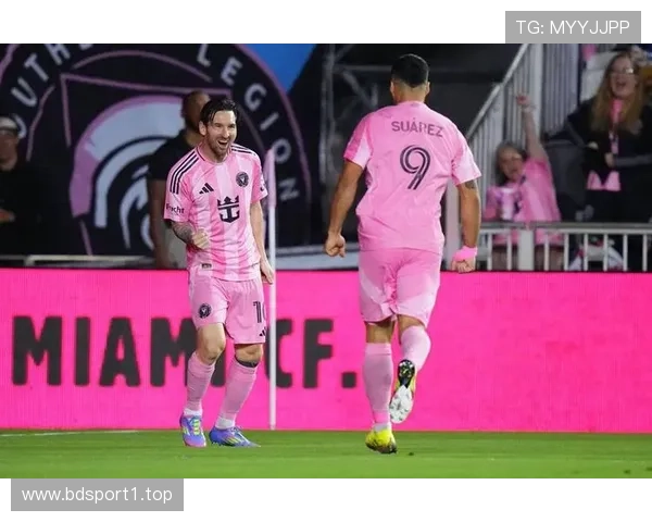 梅西观赛德约科维奇精彩对决赛后温情合影互换球衣瞬间引发热议中